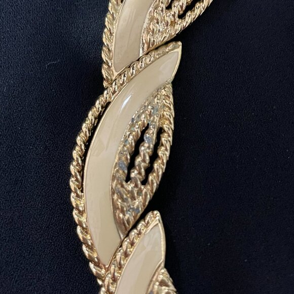 Trifari signed vintage gold-tone and cream enamel textured leaves choker - Picture 6 of 7